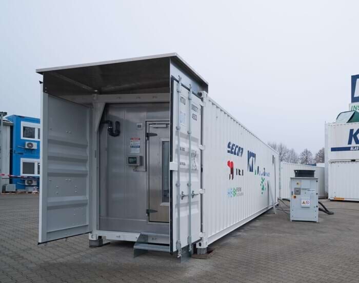 Low temperature container outdoor installation
