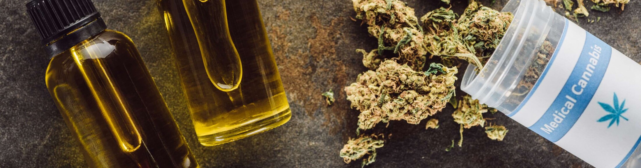 Phiolen mit Cannabis Öl, daneben das getrockneten pharmazeutische Cannabis